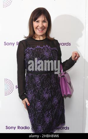 Arlene Phillips partecipa ai Sony radio Academy Awards al Grosvenor House Hotel di Londra. Foto Stock