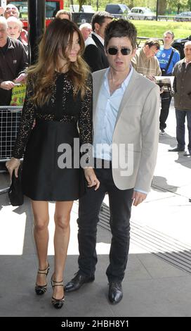 Sarah MacDonald e Noel Gallagher partecipano agli arrivi degli Ivor Novello Awards al Grosvenor House Hotel di Londra. Foto Stock