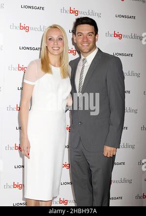 Camilla Dallerup e Kevin Sacre partecipano alla presentazione Lionsgate del Big Wedding Press Screening al Mayfair Hotel di Londra. Foto Stock