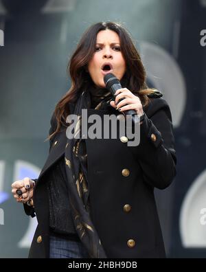 Laura Pausini si esibisce sul palco al Sound of Change Live Concert al Chime for Change di Twickenham, Londra. Foto Stock