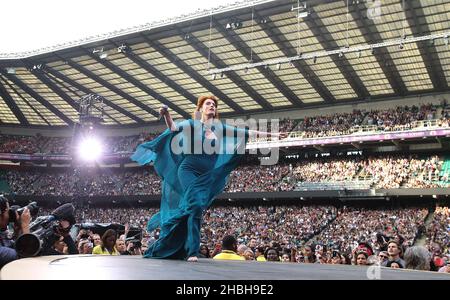 Il Welch di Firenze e la macchina si esibisce sul palco di Sound of Change Live Concert al Chime for Change di Twickenham, Londra. Foto Stock