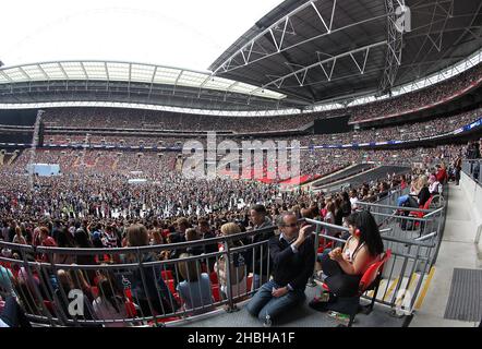 Vista generale dei tifosi al Summertime Ball di Capital FM al Wembley Stadium, Londra. Foto Stock