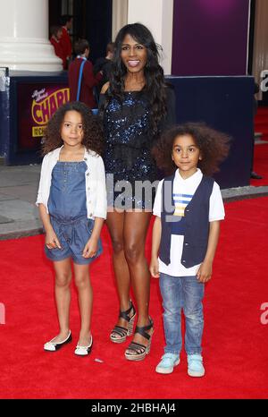 Sinitta frequenta la Charlie e la Chocolate Factory Opening Night al Theatre Royal Drury Lane di Londra. Foto Stock