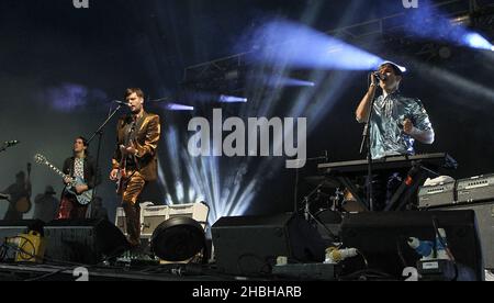 James Righton suona sul palco con la sua band The Klaxons at Hard Rock Calling il giorno 1, all'Olympia Park di Stratford, nella zona est di Londra. Foto Stock