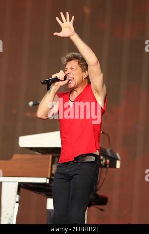 Jon Bon Jovi di Bon Jovi suona il primo giorno del Barclays Summertime Festival a Hyde Park, Londra. Foto Stock