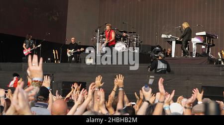 Jon Bon Jovi di Bon Jovi suona il primo giorno del Barclays Summertime Festival a Hyde Park, Londra. Foto Stock