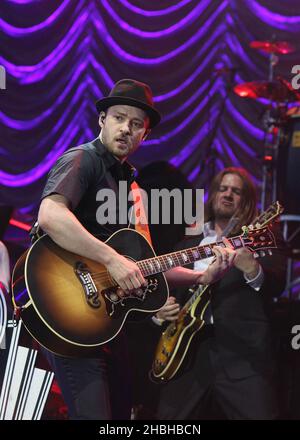 Justin Timberlake ha fatto notizia e si esibisce sul palco al Wireless Festival Day 1 all'Olympia Park, Stratford, nella zona est di Londra. Foto Stock