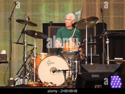 Charlie Watts of the Rolling Stones suona sul palco al Barclay Summer Time Hyde Park sabato a Londra. Foto Stock