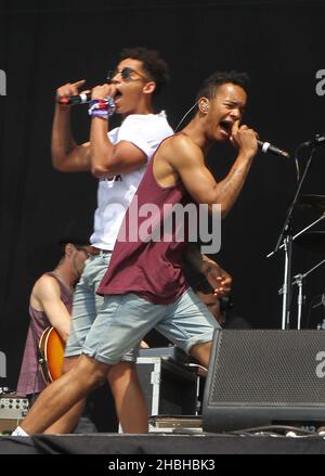 (Da sinistra a destra) Jordan 'Rizzle' Stephens e Harley 'Slvester' Alexander-Sule of Rizzle Kicks si esibiscono sul palco al Wireless Festival il giorno 3 all'Olympia Park di Stratford, East London. Foto Stock