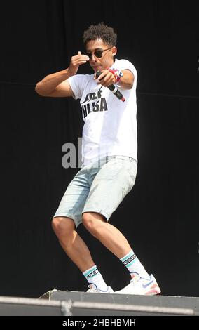 Harley 'Slvester' Alexander-Sule of Rizzle Kicks si esibisce sul palco al Wireless Festival il giorno 3 all'Olympia Park di Stratford, East London. Foto Stock