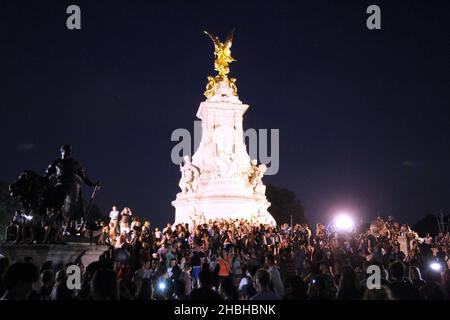 Il Queen Victoria Monument si trova di fronte a Buckingham Palace, mentre le folle di wishers ben radunano dopo le notizie di una nascita reale del bambino a Londra. Foto Stock