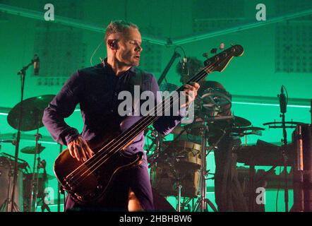 Flea of Red Hot Chili Peppers suona con Atoms for Peace alla Roundhouse di Londra. Foto Stock