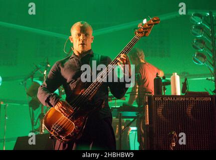 Flea of Red Hot Chili Peppers suona con Atoms for Peace alla Roundhouse di Londra. Foto Stock