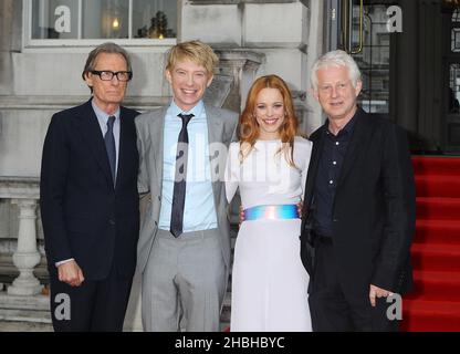 (L-R) Bill Nighy, Domhnall Gleeson, Rachel McAdams e Richard Curtis frequentano la prima mondiale del tempo a Somerset House a Londra. Foto Stock