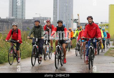 (L-R) Lydia Bright, Wayne Hemingway, Dame Kelly Holmes e David Stone si metteranno in moto al lancio di Pedal nel Regno Unito all'Olympic Park Greenway di East London. Foto Stock