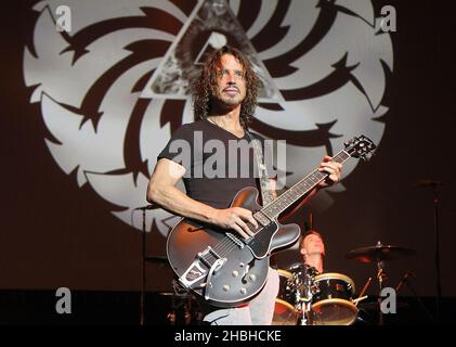 Chris Cornell suona con Soundgarden alla Brixton Academy di Londra. Foto Stock