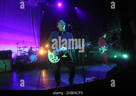 James Dean Bradfield e Nicky Wire dei Manic Street Preachers si esibiscono al Shepherd's Bush Empire di Londra. Foto Stock