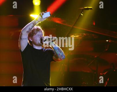 Ed Sheeran suona sul palco all'Unity: Un concerto per Stephen Lawrence all'Arena 02 di Londra. Foto Stock