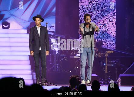 Rizzle Kicks si esibiscono sul palco all'Unity: Un concerto per Stephen Lawrence all'Arena 02 di Londra. Foto Stock