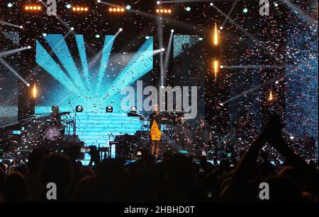 Emeli Sande si esibisce sul palco dell'Unity: Un concerto per Stephen Lawrence all'Arena 02 di Londra. Foto Stock