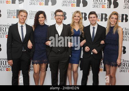 Gareth Malone e le sue voci al Classic Brit Awards 2013 con Mastercard al Royal Albert Hall di Londra. Foto Stock