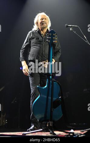 Barry Gibb si esibisce dal vivo all'Arena O2 di Londra. Foto Stock