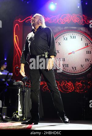 Barry Gibb si esibisce dal vivo all'Arena O2 di Londra. Foto Stock