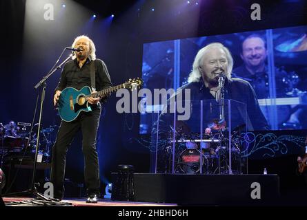 Barry Gibb si esibisce dal vivo all'Arena O2 di Londra. Foto Stock