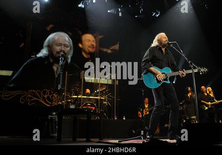 Barry Gibb si esibisce dal vivo all'Arena O2 di Londra. Foto Stock