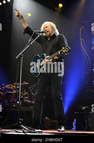 Barry Gibb si esibisce dal vivo all'Arena O2 di Londra. Foto Stock