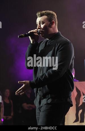 Sam Smith suona sul palco alla BBC radio 1Xtra Live presso l'Hammersmith Apollo di Londra. Foto Stock