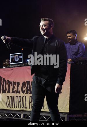 Sam Smith suona sul palco alla BBC radio 1Xtra Live presso l'Hammersmith Apollo di Londra. Foto Stock