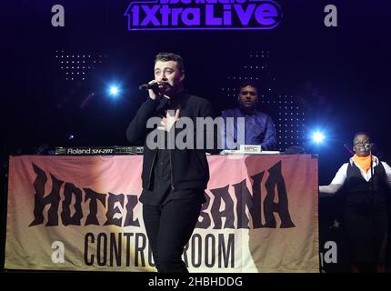 Sam Smith suona sul palco alla BBC radio 1Xtra Live presso l'Hammersmith Apollo di Londra. Foto Stock