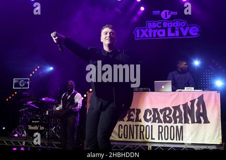 Sam Smith suona sul palco alla BBC radio 1Xtra Live presso l'Hammersmith Apollo di Londra. Foto Stock