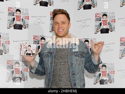 Olly Murs firma copie del suo ultimo singolo, mano su cuore, e album, giusto posto giusto tempo e incontra e saluta con i suoi fan al HMV Oxford Circus di Londra Foto Stock