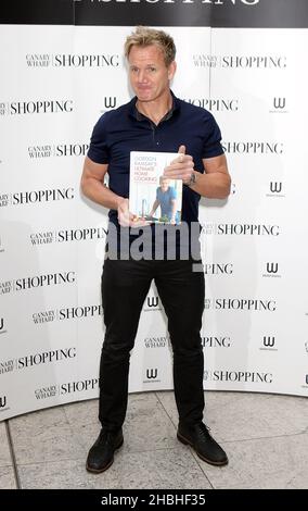 Gordon Ramsay firma copie del suo nuovo libro di cucina Gordon Ramsay's Ultimate Home Cooking al Canary Wharf di Waterstone a Londra. Foto Stock