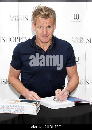 Gordon Ramsay firma copie del suo nuovo libro di cucina Gordon Ramsay's Ultimate Home Cooking al Canary Wharf di Waterstone a Londra. Foto Stock