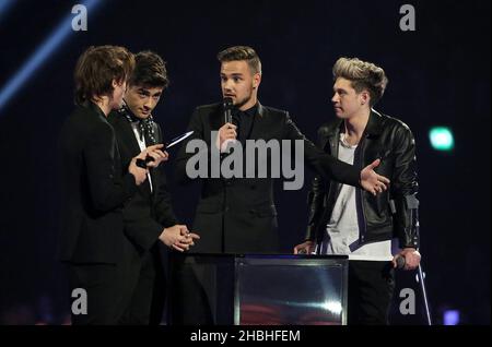 (Da sinistra a destra) Louis Tomlinson, Zayn Malik, Liam Payne e Niall Horan di una direzione accettano il premio per il miglior successo globale durante i 2014 Brit Awards alla O2 Arena di Londra. Foto Stock