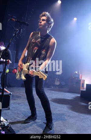 Luke Hemmings of 5 Seconds of Summer si esibisce al Shepherd's Bush Empire di Londra del 02. Foto Stock