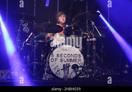 Ashton Irwin di 5 Seconds of Summer suona al 02 Shepherd's Bush Empire di Londra. Foto Stock