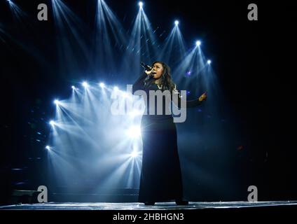 UTILIZZO STRETTAMENTE EDITORIALE RELATIVO AL TOUR E NESSUN UTILIZZO DOPO IL 30 APRILE 2014. Hannah Barrett si esibisce sul palco all'X Factor 2014 Live Tour presso l'Arena 02 di Londra. Foto Stock