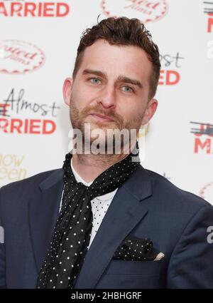 Mark Stobbart partecipa allo screening di Gala del Regno Unito di quasi sposato al Mayfair Hotel di Londra. Foto Stock