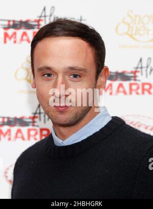 Jason Maza partecipa allo screening di Gala del Regno Unito di quasi sposato al Mayfair Hotel di Londra. Foto Stock