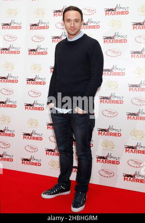 Jason Maza partecipa allo screening di Gala del Regno Unito di quasi sposato al Mayfair Hotel di Londra. Foto Stock