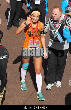 Laura White con medaglia al traguardo della Maratona Virgin Money London sul Mall di Londra. Foto Stock