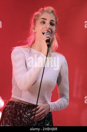 Hannah Reid di Londra Grammar si esibisce sul palco durante il BBC radio 1 Big Weekend Festival a Glasgow Green, Scozia. Foto Stock