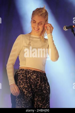 Hannah Reid di Londra Grammar si esibisce sul palco durante il BBC radio 1 Big Weekend Festival a Glasgow Green, Scozia. Foto Stock