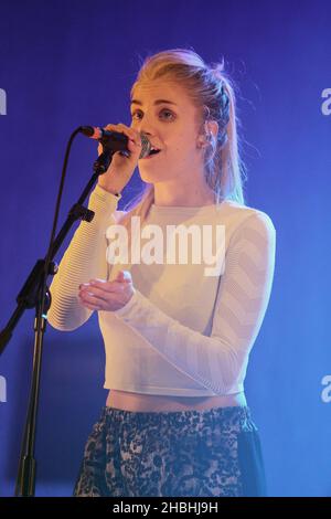 Hannah Reid di Londra Grammar si esibisce sul palco durante il BBC radio 1 Big Weekend Festival a Glasgow Green, Scozia. Foto Stock