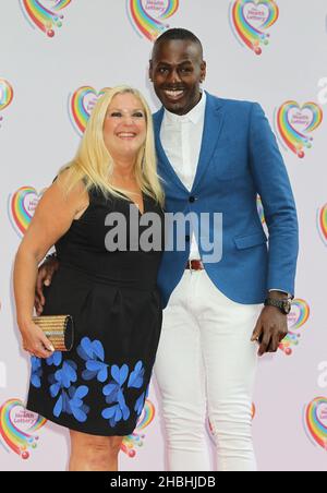 Vanessa Feltz e ben Ofoedu arrivano alla Health Lottery Tea Party al Savoy Hotel di Londra. Foto Stock