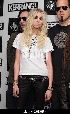 Taylor Momsen e la sua band The Pretty Reckless arrivano ai Relentless Kerrang Awards al Troxy di Londra. Foto Stock